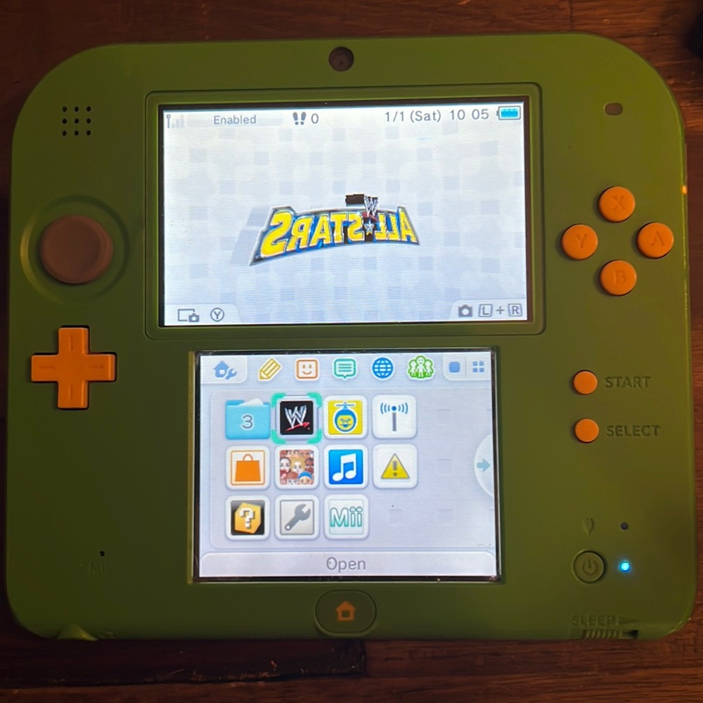 Nintendo 2ds that works comes with a game WWE All Stars